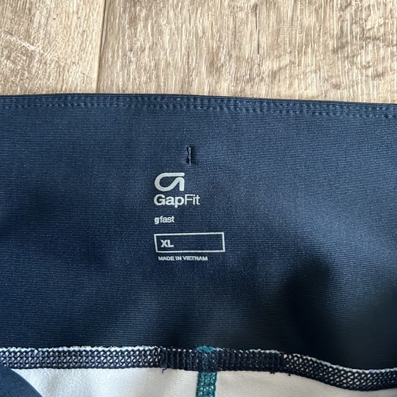 GAP Fit gFast Blue Capri Legging. - Picture 9 of 10